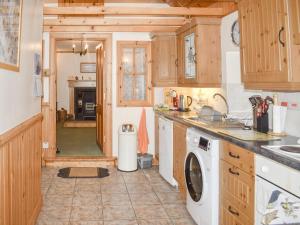 OllachThe Cottage的厨房配有洗衣机和烘干机