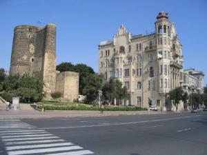 巴库Qiz Galasi Hotel Baku的一条街道上两座塔楼的大型白色建筑