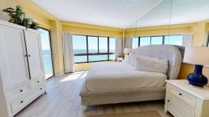德斯坦Beachside II 4374的一间卧室设有一张床,享有海景