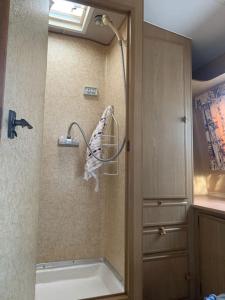 芬戈Back Beach Retro Van的带淋浴和浴缸的浴室