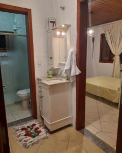 弗洛里亚诺波利斯Sol poente的一间带水槽、卫生间和淋浴的浴室