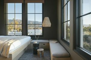 圣巴巴拉Drift Santa Barbara的卧室设有窗户、床和长凳