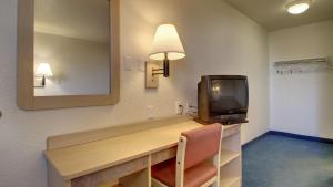 欧文斯伯勒奥文斯伯勒6号汽车旅馆的客房设有一张带电视和镜子的书桌。