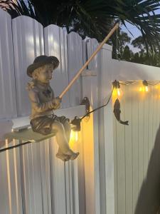 迈尔斯堡Villa San Carlos Park的 ⁇ 杆上一个男孩的雕像