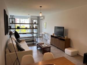 布宜诺斯艾利斯Apartamento nuevo en Congreso- amplio- vista inigualable的带沙发和平面电视的客厅