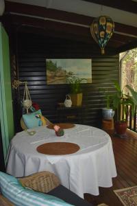 耐莉湾奥斯卡尔雨林住宿加早餐旅馆的一张桌子,房间里配有白色桌布
