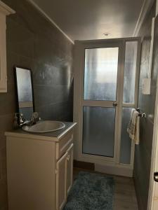 罗索TETE Comforts的一间带水槽和镜子的浴室以及窗户。
