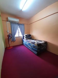 马西Dhuha Homestay @ Seri Alam Masai , Johor的小房间设有床和窗户