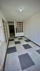 巴耶杜帕尔Acogedor apartamento amoblado con parqueadero的一间空房间,地板上是检查的