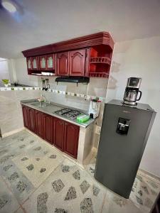 巴耶杜帕尔Acogedor apartamento amoblado con parqueadero的厨房配有木制橱柜和炉灶烤箱。