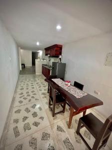 巴耶杜帕尔Acogedor apartamento amoblado con parqueadero的一间带木桌的厨房和一间餐厅