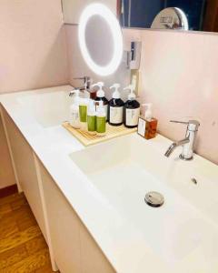 Saikubo-PaprumBase北軽井沢- 高台に佇む一軒家貸別荘とテントサウナ11名まで可的浴室的柜台配有带镜子的盥洗盆