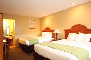 奥克赫斯特奥克赫斯特旅舍的酒店客房带两张床和一间浴室