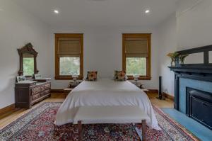 维克斯堡Oak Hall Bed and Breakfast的一间卧室配有一张床和一个壁炉