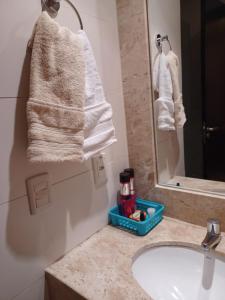 巴西利亚Lindo Flat em resort silencioso e aconchegante的浴室配有盥洗盆、镜子和毛巾