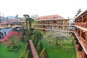 萨帕BB Sapa Resort & Spa - Formerly Victoria Sapa Resort & Spa的享有花园建筑的空中景致