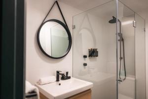 悉尼The Blue Hotel Bondi的一间带水槽和镜子的浴室