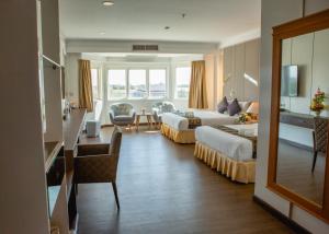 乌隆他尼斯艾姆格昂德酒店的酒店客房带两张床和一个客厅