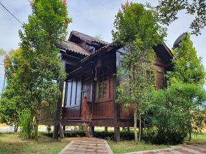巴西富地Alia Express Villa Temila Pasir Puteh的树中间的木屋
