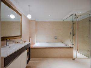 台北芝山璞旅的带浴缸、水槽和淋浴的浴室