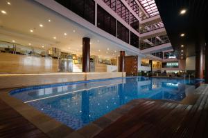 库塔Dream of Aventus Hotel Kuta的大楼中央的大型游泳池