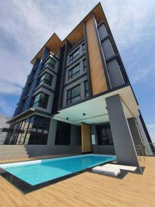 北榄Increase hotel & residence的一座房子前面设有游泳池