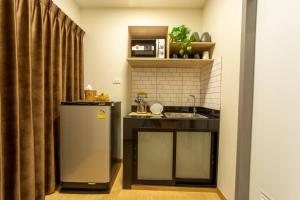 北榄Increase hotel & residence的一间带水槽和冰箱的小厨房