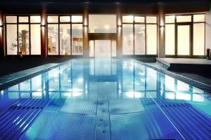 普雷瑟格尔塞阿尔盆亚德里亚酒店 的大楼内的大型游泳池