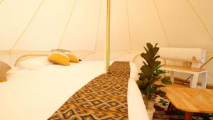 Klang DongThe Wild Khao Yai的帐篷内一间卧室,配有一张床