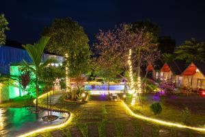 吉婆岛Cat Ba Spring Garden Homestay的夜间带灯的度假庭院