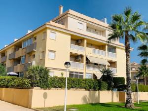 拉曼加戴尔马尔梅纳Apartment Jardines Del Mar的前面有棕榈树的建筑
