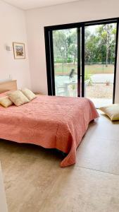 波尔蒂芒Casa Penina的一间卧室设有一张大床和大窗户