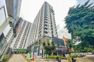 切特-希利尔RedLiving Apartemen Serpong Green View - Hapukh Room Tower B的城市中心高楼