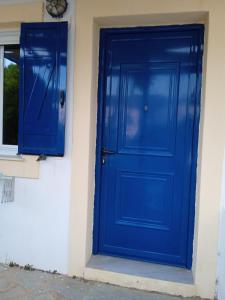凯瑟拉Kouvaras Apartments的建筑物一侧的蓝色门