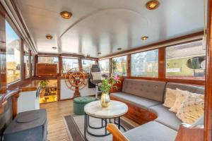兹沃勒The luxury Boat的船屋的客厅配有沙发和桌子
