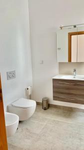 波尔蒂芒Casa Penina的白色的浴室设有卫生间和水槽。
