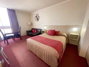 古尔本古尔本汽车旅馆的酒店客房,配有床和沙发