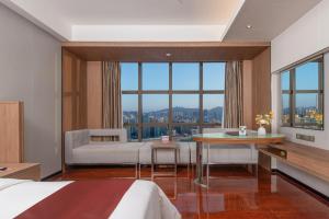 深圳深圳火车北站豪派特华美达广场酒店的酒店客房设有一张床和一个大窗户