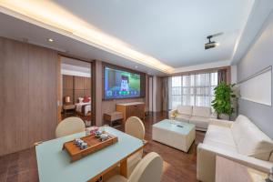 深圳深圳火车北站豪派特华美达广场酒店的客厅配有沙发和桌子