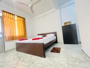 蒂瑟默哈拉默Yala Visit Villa的一间卧室配有一张带红色枕头的床