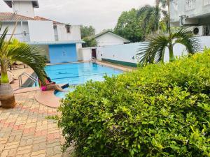 蒂瑟默哈拉默Yala Visit Villa的一座房子后院的游泳池