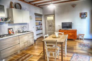 努奥罗La Corte di Grazia_IUN P2039/40的厨房以及带桌子和水槽的用餐室
