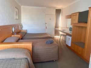 古尔本古尔本汽车旅馆的酒店客房配有两张床和一张书桌