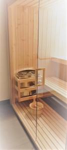 奥尔比亚福尤酒店的一间铺有木地板并配有木制架子的桑拿浴室