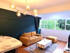 开普敦Secure Modern 2 bed - excellently located的客厅配有沙发和桌子