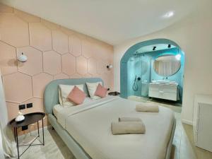 格勒诺布尔Les 3 arches - Grenoble的一间卧室设有一张大床和一个水槽