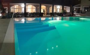 奥尔比亚福尤酒店的大楼内的一个蓝色海水游泳池
