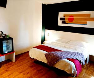 加尔达卡萨女士酒店的一间卧室配有一张大床和电视