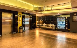 当格浪Yellow Bee Tangerang的大型客房设有沙发和饮料机