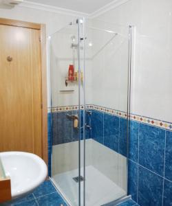 比韦罗La Casa de Ana的一间带玻璃淋浴和水槽的浴室